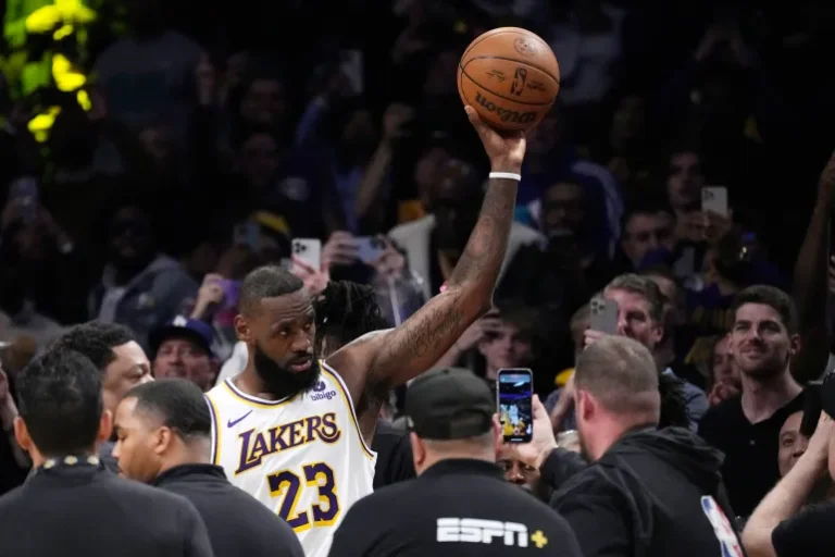 LeBron James becomes first NBA player to reach 40,000 points